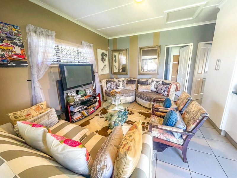 This home Oozes Elegance at a Bargain Price for a Beautiful 2-Bedroomed, Secure Residence is the Seaside Town of Gonubie - Photo 5