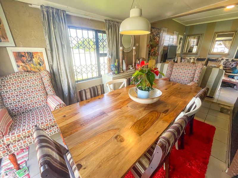 This home Oozes Elegance at a Bargain Price for a Beautiful 2-Bedroomed, Secure Residence is the Seaside Town of Gonubie - Photo 7