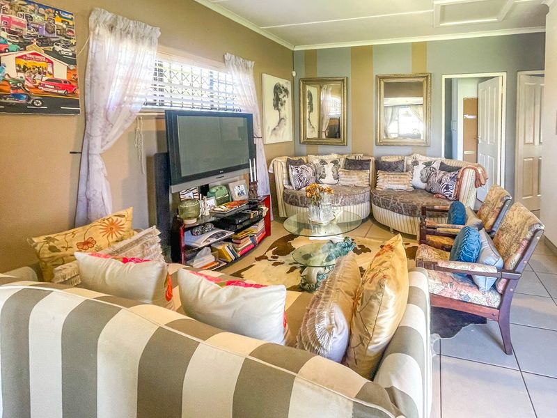 This home Oozes Elegance at a Bargain Price for a Beautiful 2-Bedroomed, Secure Residence is the Seaside Town of Gonubie - Photo 6