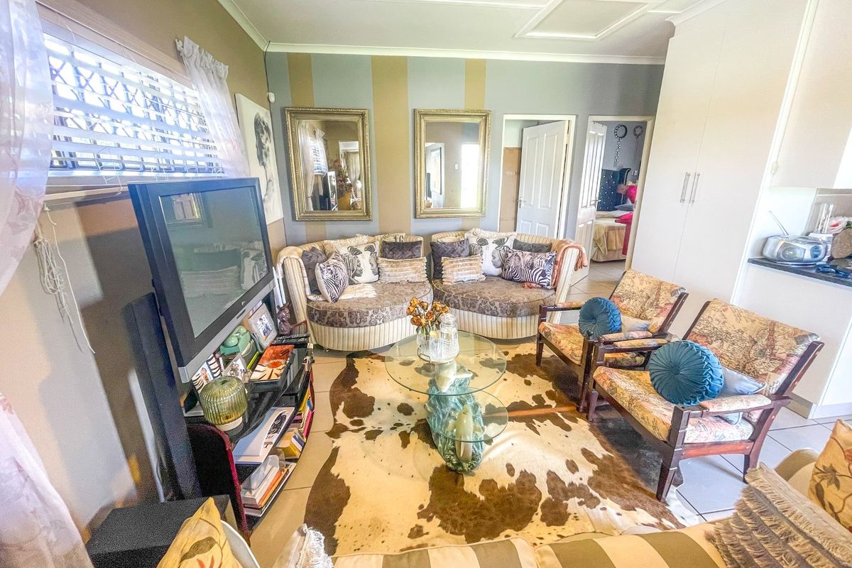 This home Oozes Elegance at a Bargain Price for a Beautiful 2-Bedroomed, Secure Residence is the Seaside Town of Gonubie - Photo 3