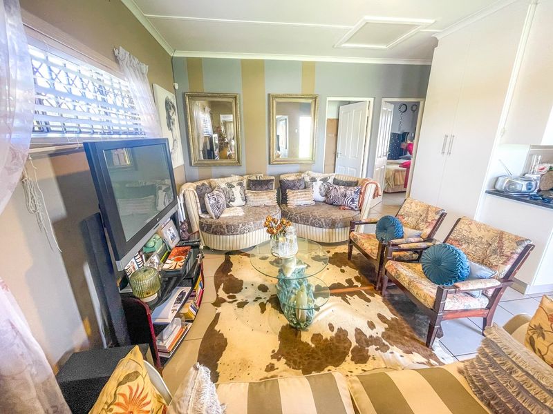 This home Oozes Elegance at a Bargain Price for a Beautiful 2-Bedroomed, Secure Residence is the Seaside Town of Gonubie - Photo 3