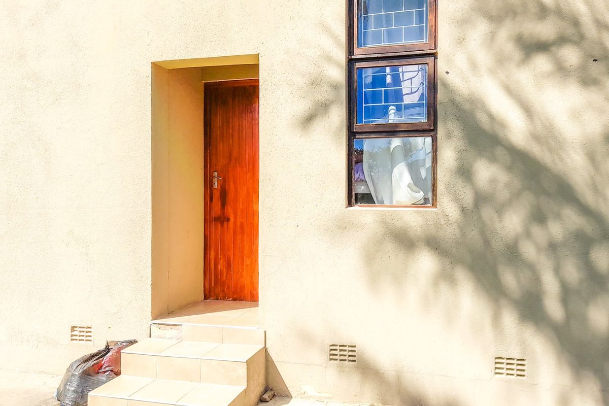 Versatile Corner-Stand Lifestyle with Pool, Garden & Income Potential in Popular Vincent. - Photo 5