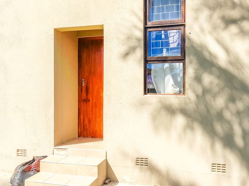 Versatile Corner-Stand Lifestyle with Pool, Garden & Income Potential in Popular Vincent. - Photo 5