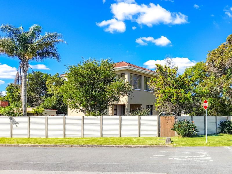 Versatile Corner-Stand Lifestyle with Pool, Garden & Income Potential in Popular Vincent. - Photo 2
