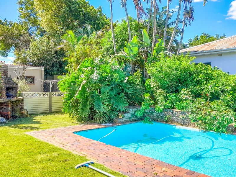 Versatile Corner-Stand Lifestyle with Pool, Garden & Income Potential in Popular Vincent. - Photo 1