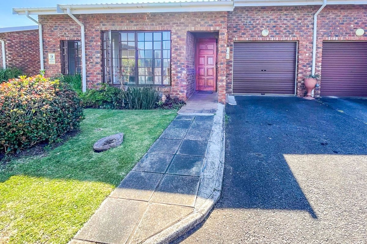 Retire to Nature, Refined in a Refreshed Home in Secure Over-55’s Estate in Sought After Gonubie - Photo 2