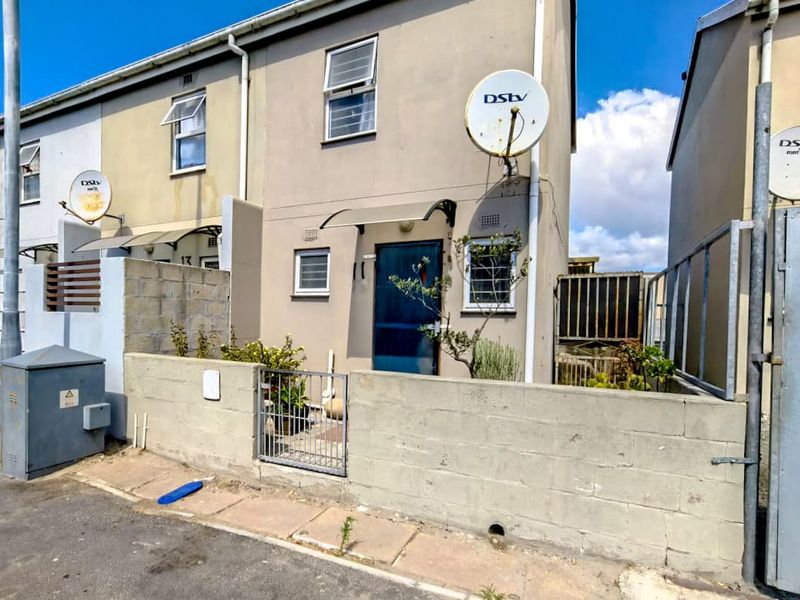 Move-In Ready Side-Entrance Home - Photo 3
