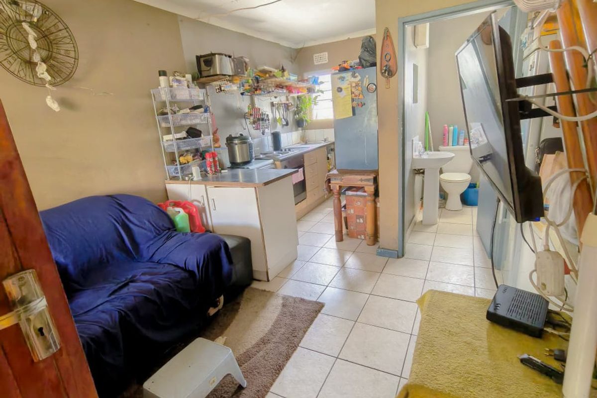 Move-In Ready Side-Entrance Home - Photo 4