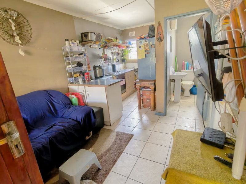 Move-In Ready Side-Entrance Home - Photo 4