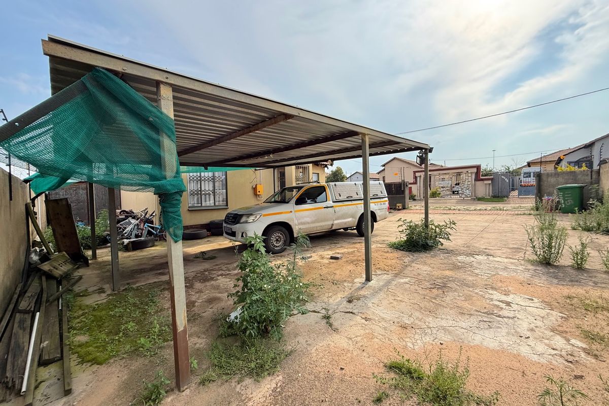 Secure & Spacious House In Rondebosch - TO BE REFURBISHED - Photo 2