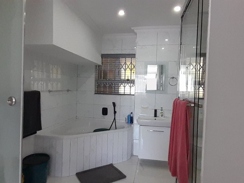 Modern and spacious apartment. - Photo 4