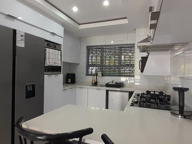 Modern and spacious apartment. - Photo 2