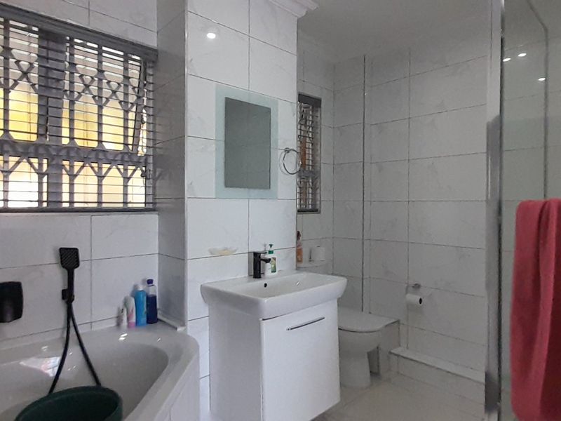 Modern and spacious apartment. - Photo 8