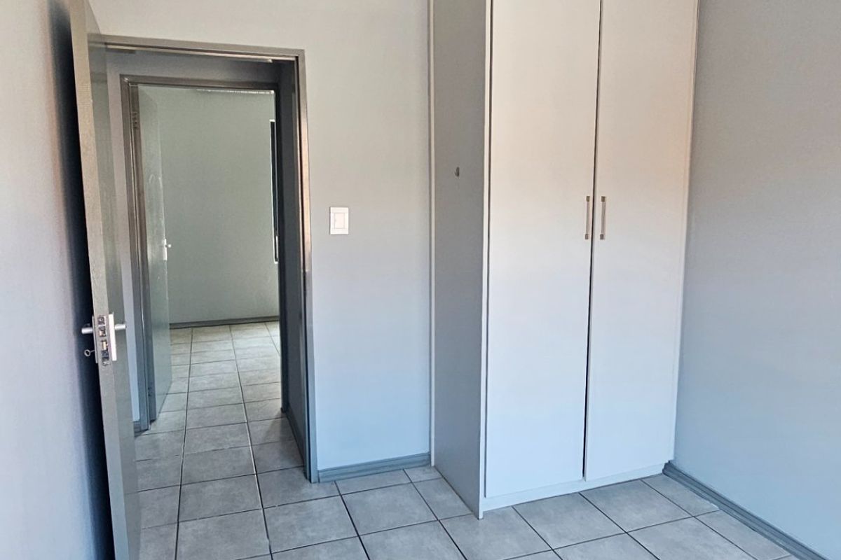 Lovely Modern 3 Bedroom Apartment - Photo 3