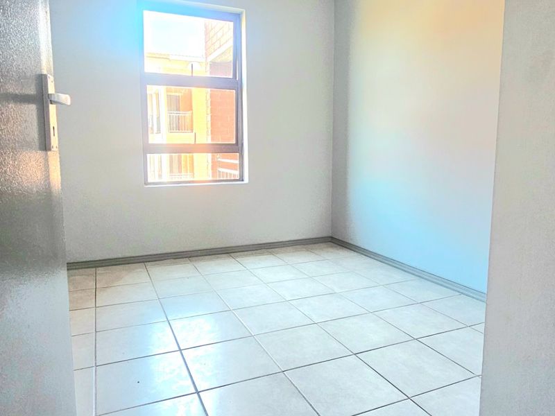 Lovely Modern 3 Bedroom Apartment - Photo 8