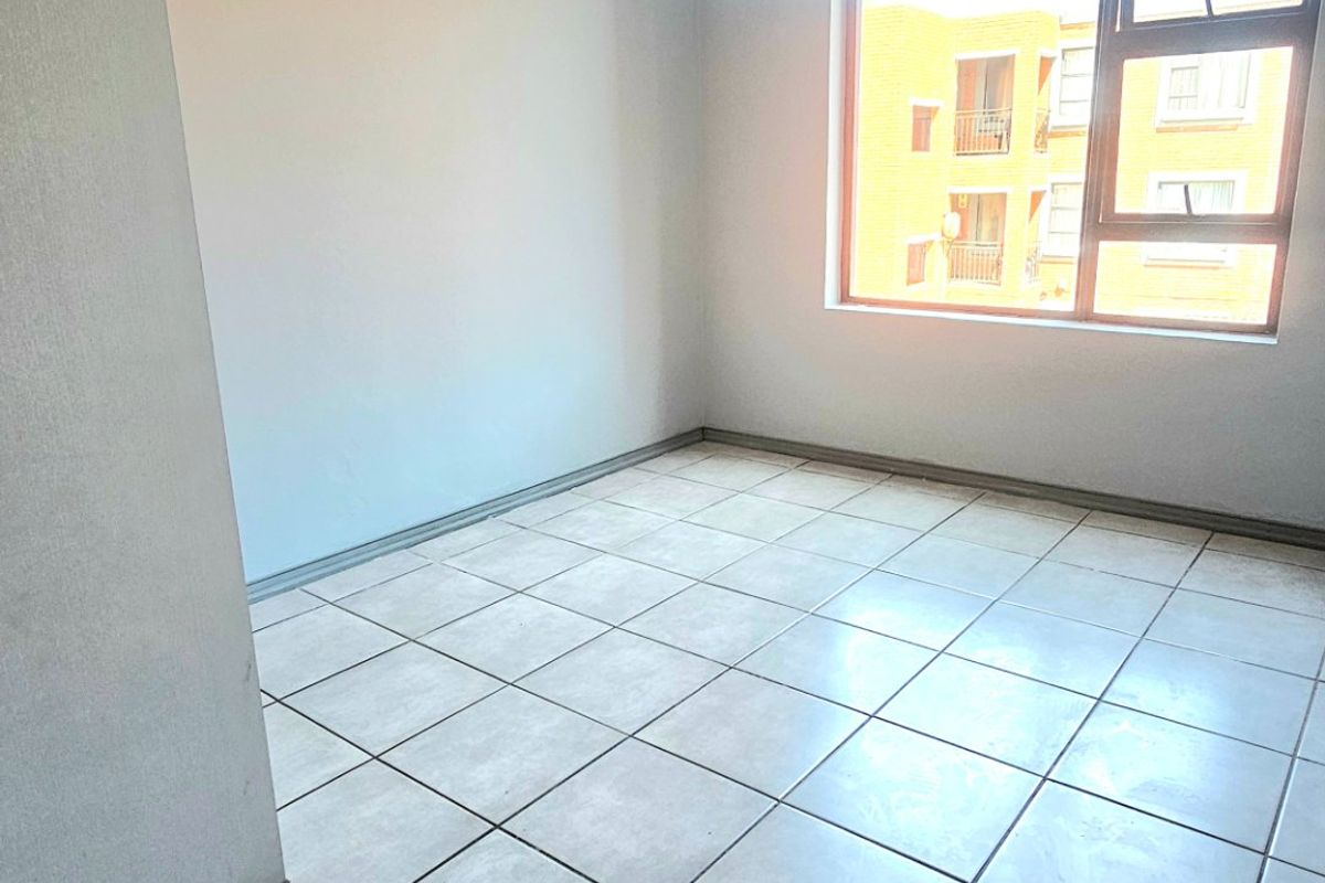 Lovely Modern 3 Bedroom Apartment - Photo 4