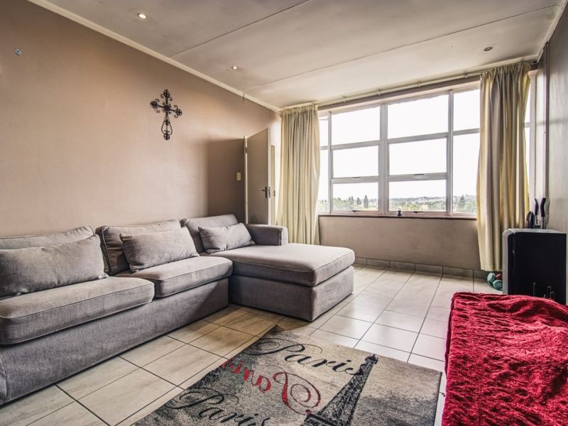 Lovely & Spacious 2-Bedroom Flat for Sale  - Photo 10