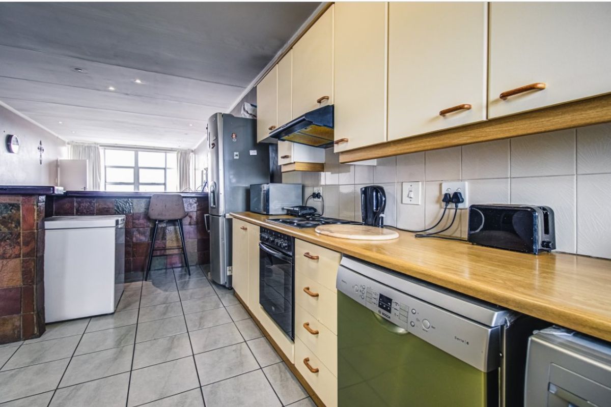 Lovely & Spacious 2-Bedroom Flat for Sale  - Photo 3