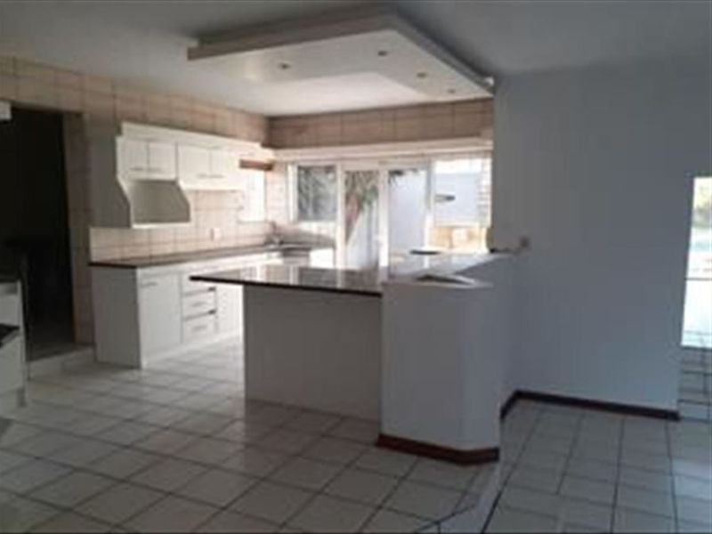 Spacious Family Home with Pool - Photo 2