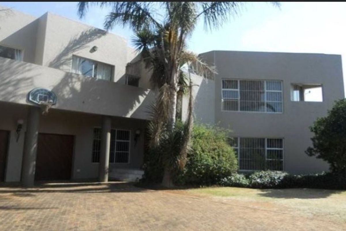 Spacious Family Home with Pool - Photo 3