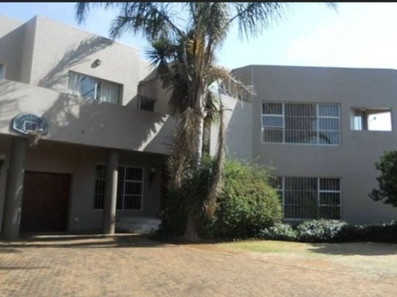 Spacious Family Home with Pool - Photo 3