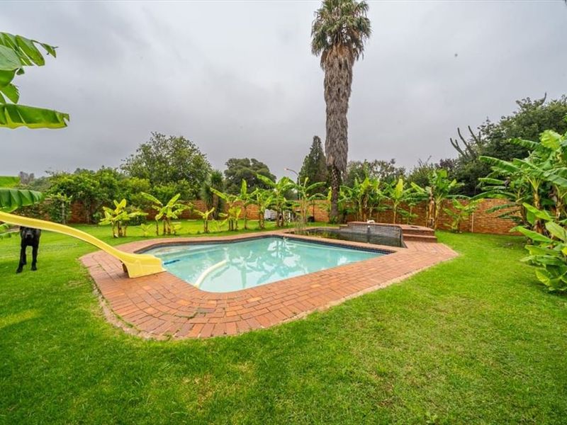 Elegant Five-Bedroom Family Retreat with Pool - Photo 4