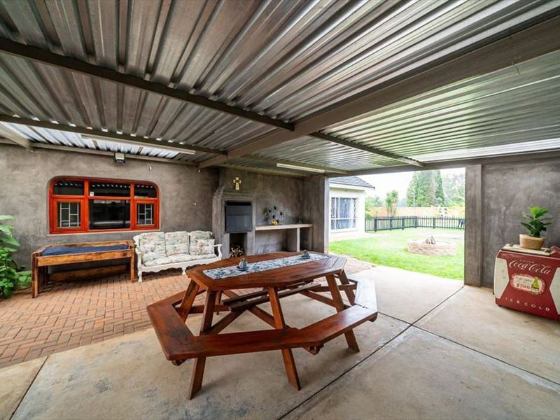 Elegant Five-Bedroom Family Retreat with Pool - Photo 3