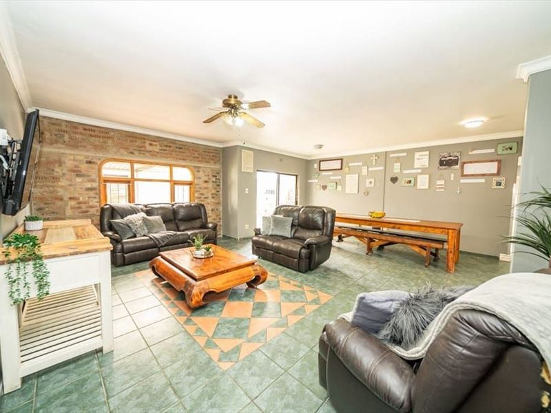 Elegant Five-Bedroom Family Retreat with Pool - Photo 2