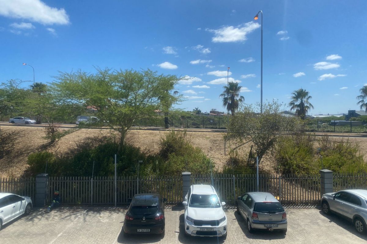 175m2 Commercial Space to Let  - Photo 4