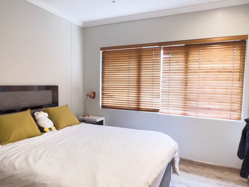 Modern 2 Bedroom, 2 Bathroom Apartment for Sale in Bedford Gardens - Photo 4