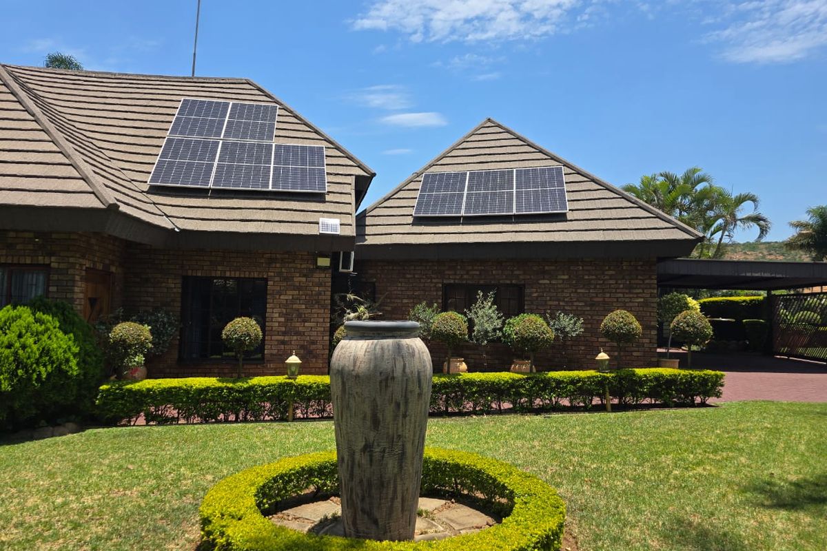 Modern 5-Bedroom Family Home with Flatlet, Solar & Heated Pool - Photo 4