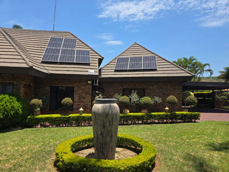 Modern 5-Bedroom Family Home with Flatlet, Solar & Heated Pool - Photo 4