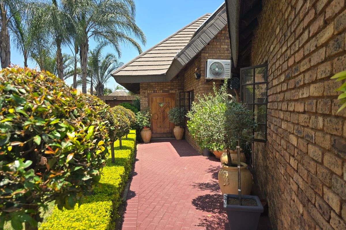 Modern 5-Bedroom Family Home with Flatlet, Solar & Heated Pool - Photo 2