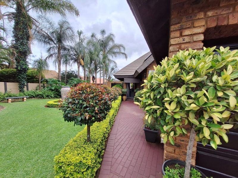 Modern 5-Bedroom Family Home with Flatlet, Solar & Heated Pool - Photo 7