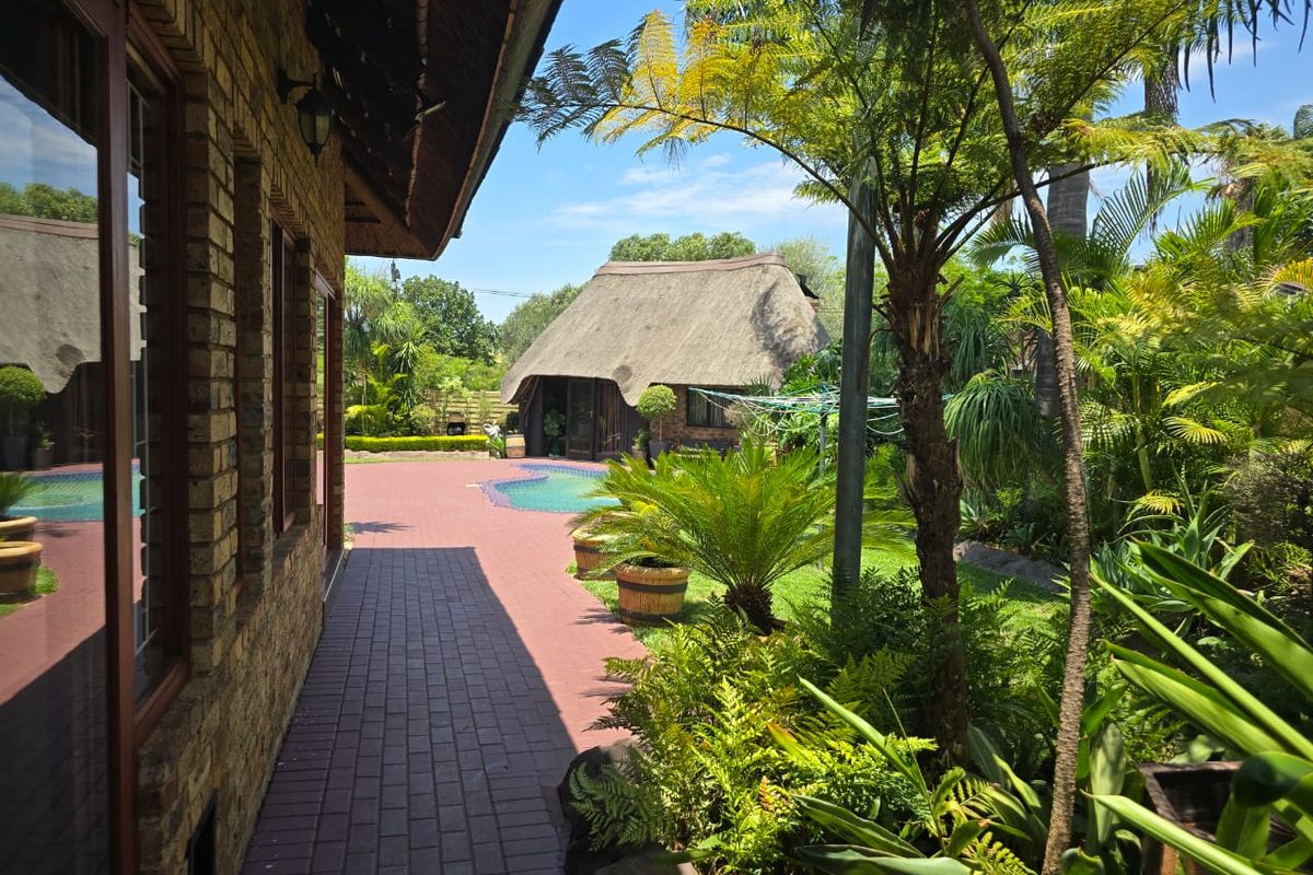 Modern 5-Bedroom Family Home with Flatlet, Solar & Heated Pool - Photo 3