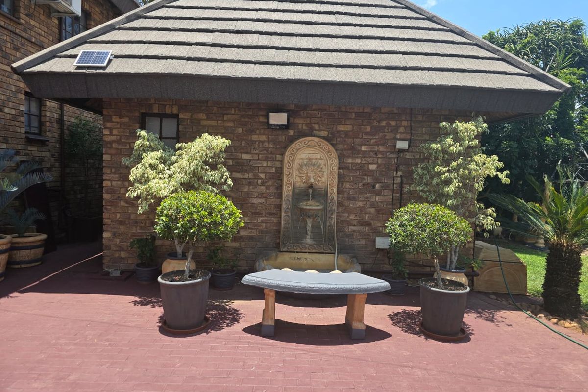 Modern 5-Bedroom Family Home with Flatlet, Solar & Heated Pool - Photo 5