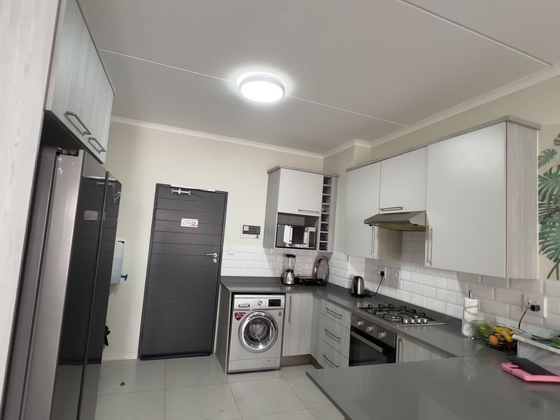 2 Bed 2 bath modern apartment for sale in Carlswald - Photo 2