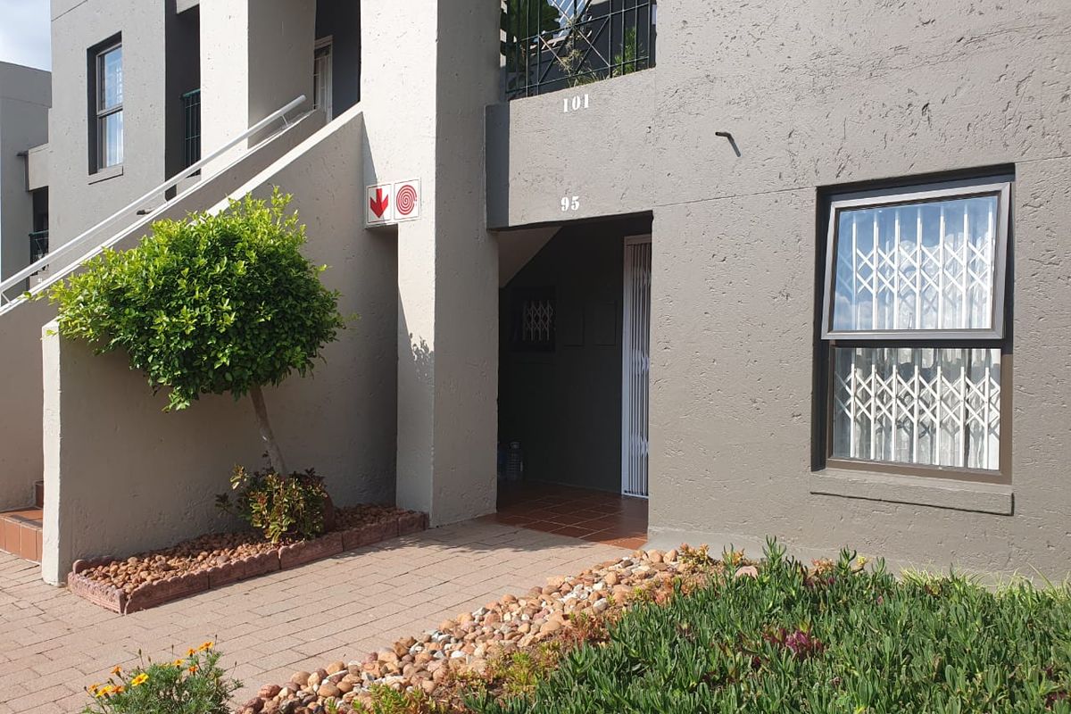 Immaculate 2 bedroom 2 bath ground-floor apartment for sale in The Glades - Photo 3