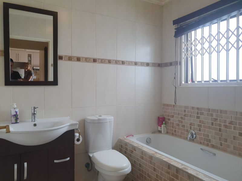 Immaculate 2 bedroom 2 bath ground-floor apartment for sale in The Glades - Photo 9