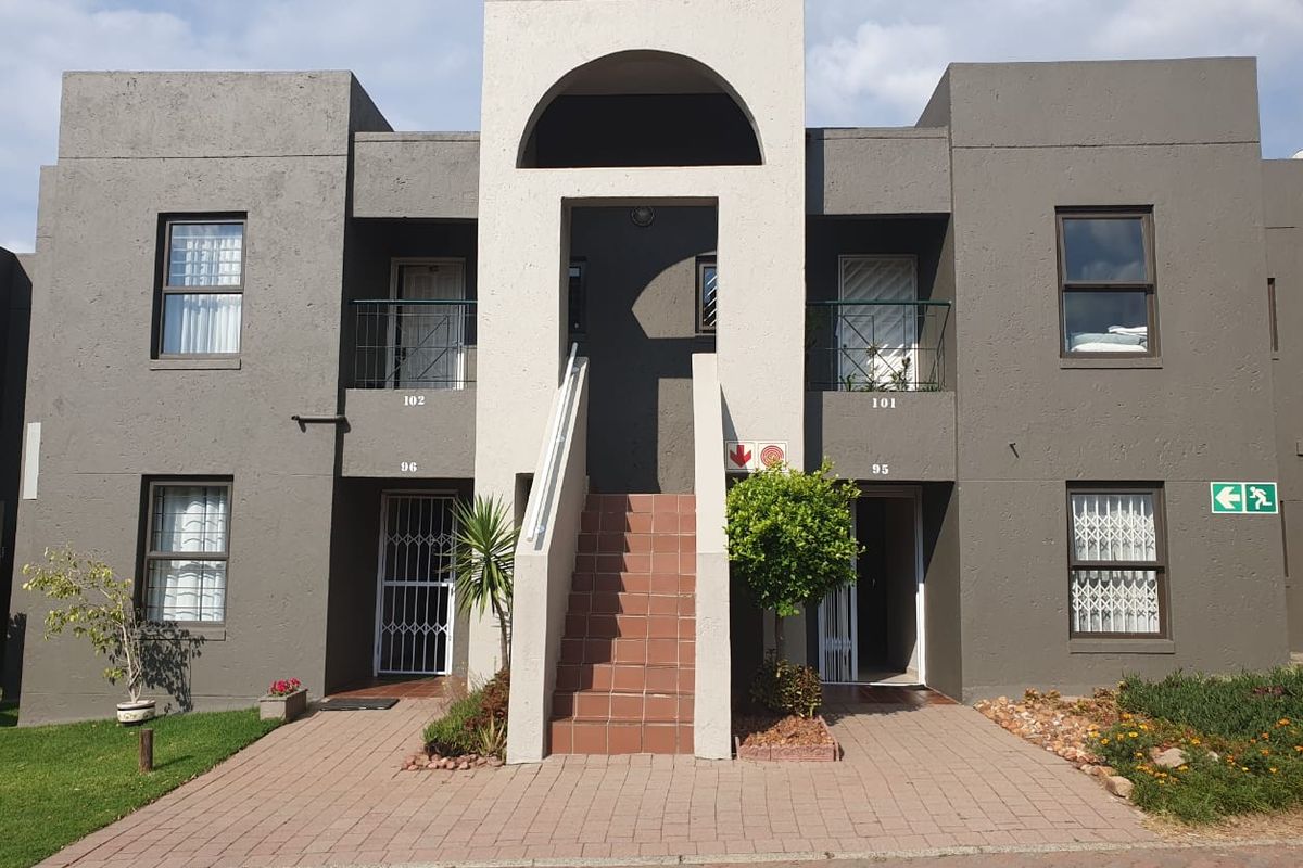 Immaculate 2 bedroom 2 bath ground-floor apartment for sale in The Glades - Photo 4