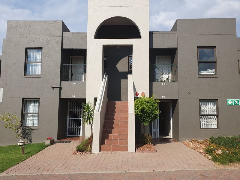 Immaculate 2 bedroom 2 bath ground-floor apartment for sale in The Glades - Photo 4