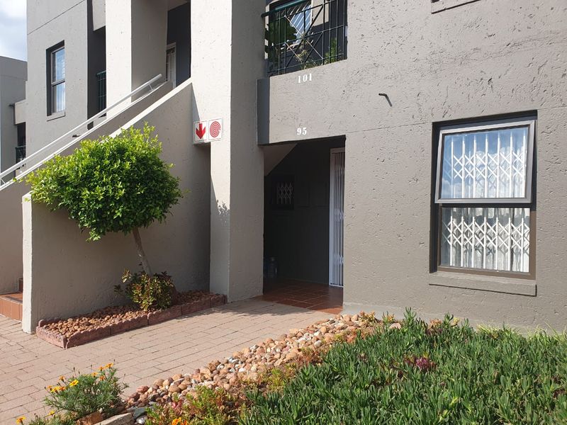 Immaculate 2 bedroom 2 bath ground-floor apartment for sale in The Glades - Photo 2