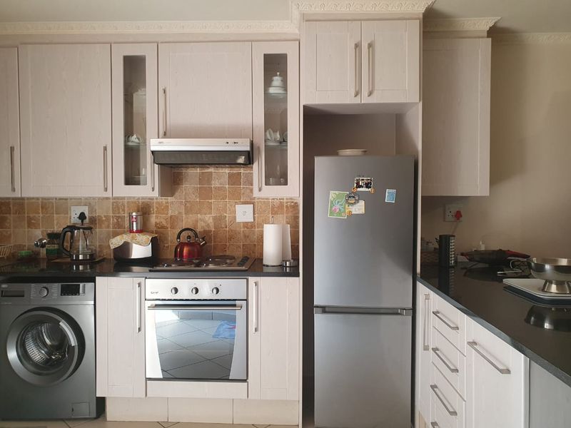 Immaculate 2 bedroom 2 bath ground-floor apartment for sale in The Glades - Photo 4