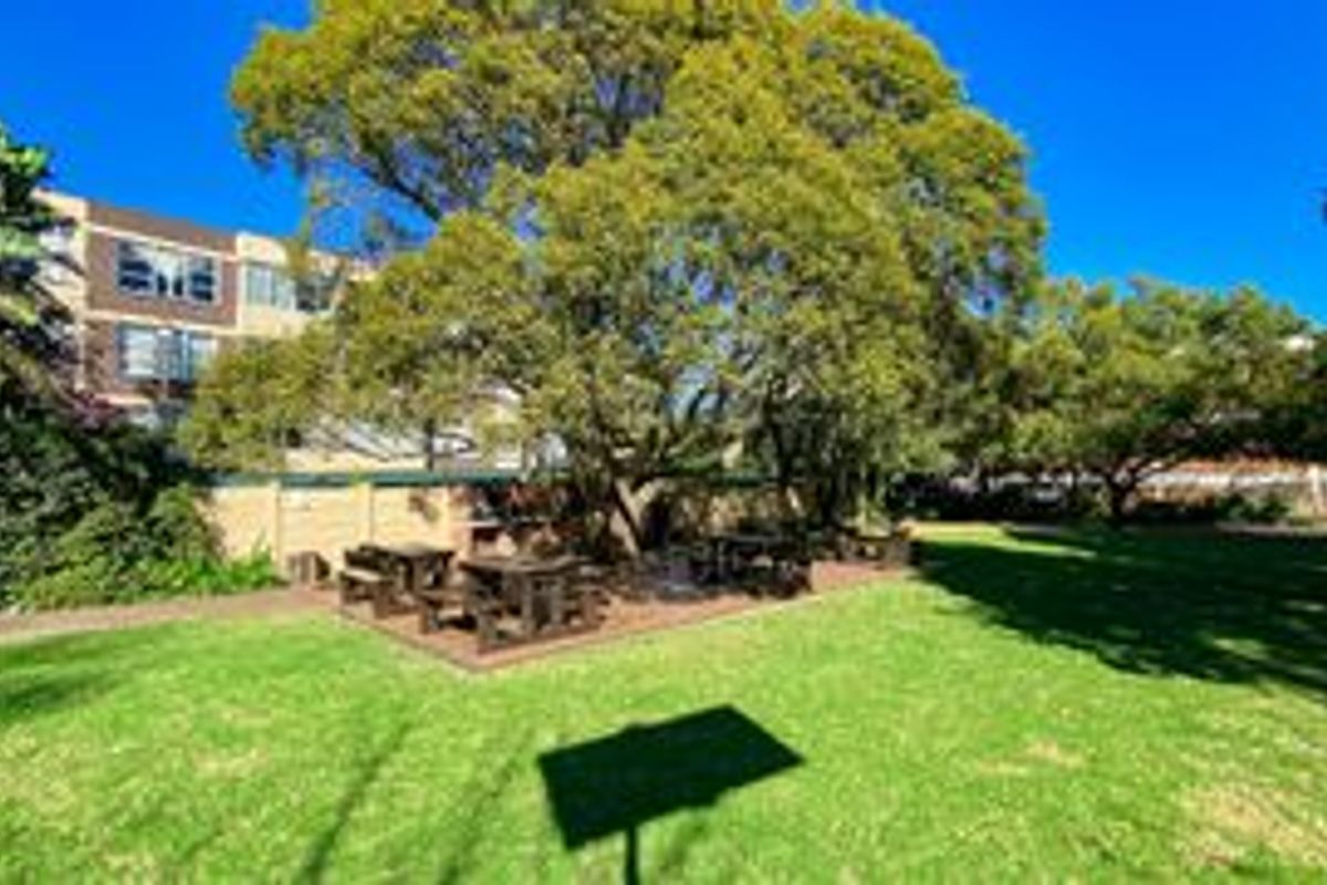 1 bedroom apartment in nice complex - Photo 2