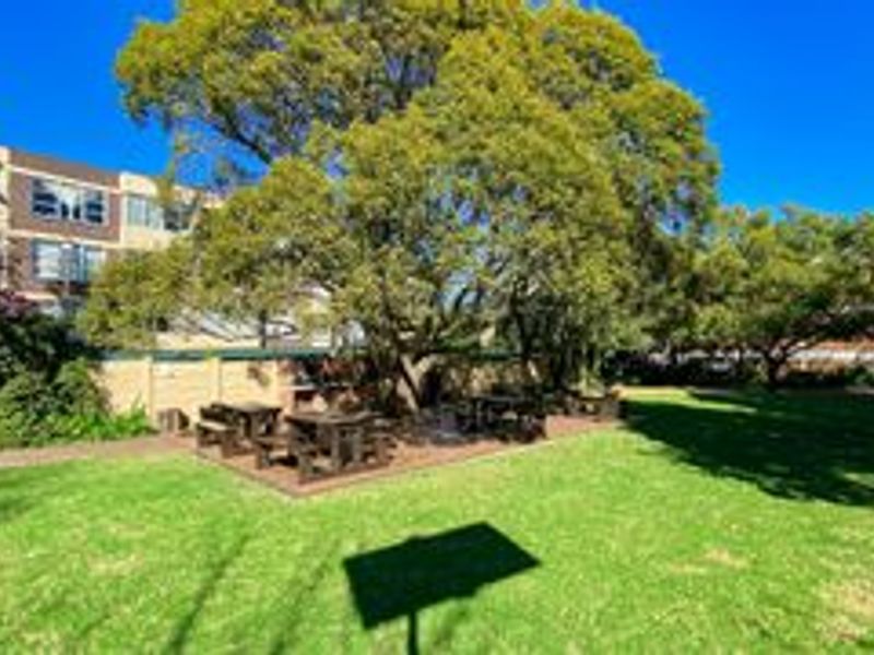 1 bedroom apartment in nice complex - Photo 2