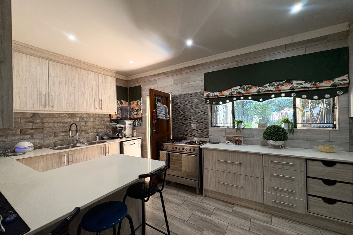 Stunning & Modern 3-Bedroom Family Home in Sought - After Extension 4  - Photo 4