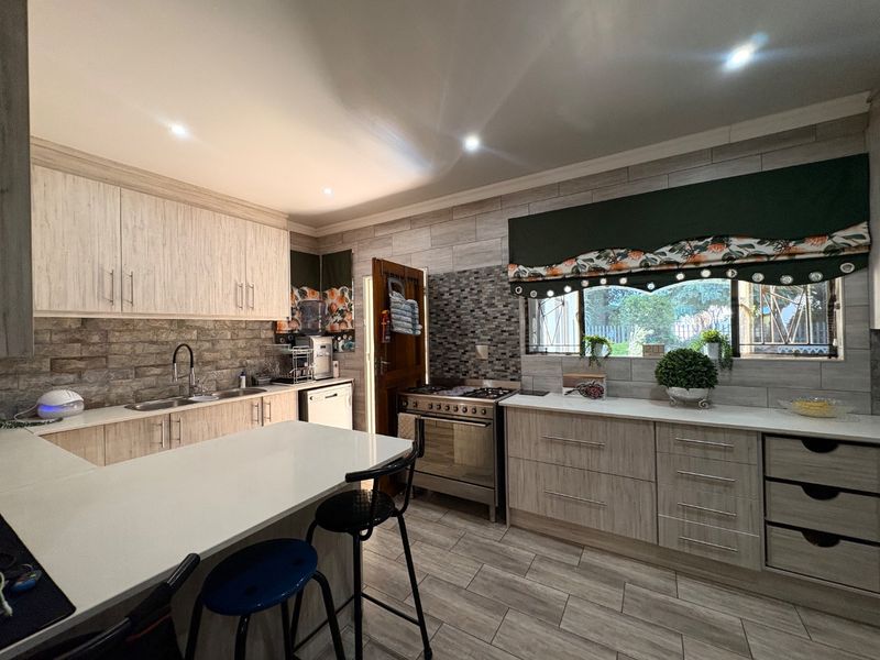 Stunning & Modern 3-Bedroom Family Home in Sought - After Extension 4  - Photo 4