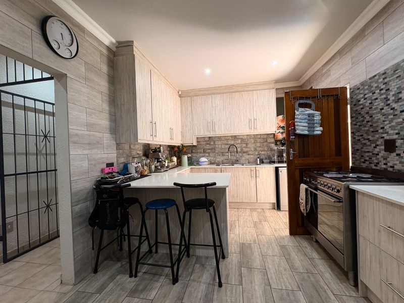 Stunning & Modern 3-Bedroom Family Home in Sought - After Extension 4  - Photo 5