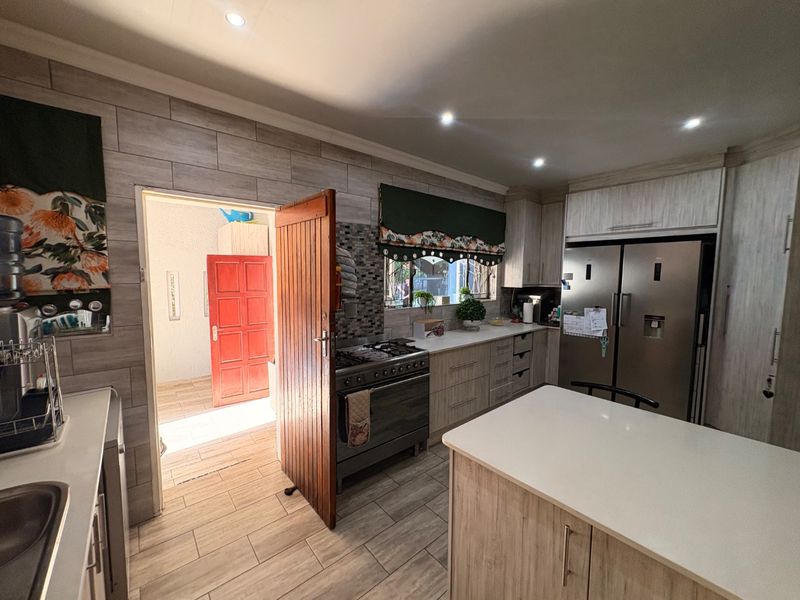 Stunning & Modern 3-Bedroom Family Home in Sought - After Extension 4  - Photo 7