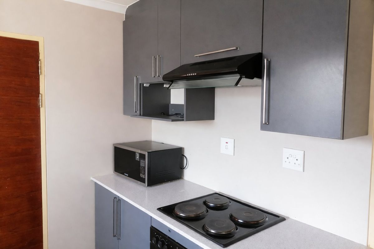 3 Bedroom House for Sale in Riverside View - Photo 2